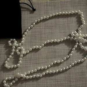 Elegant Pearl Necklace with Black Velvet Pouch